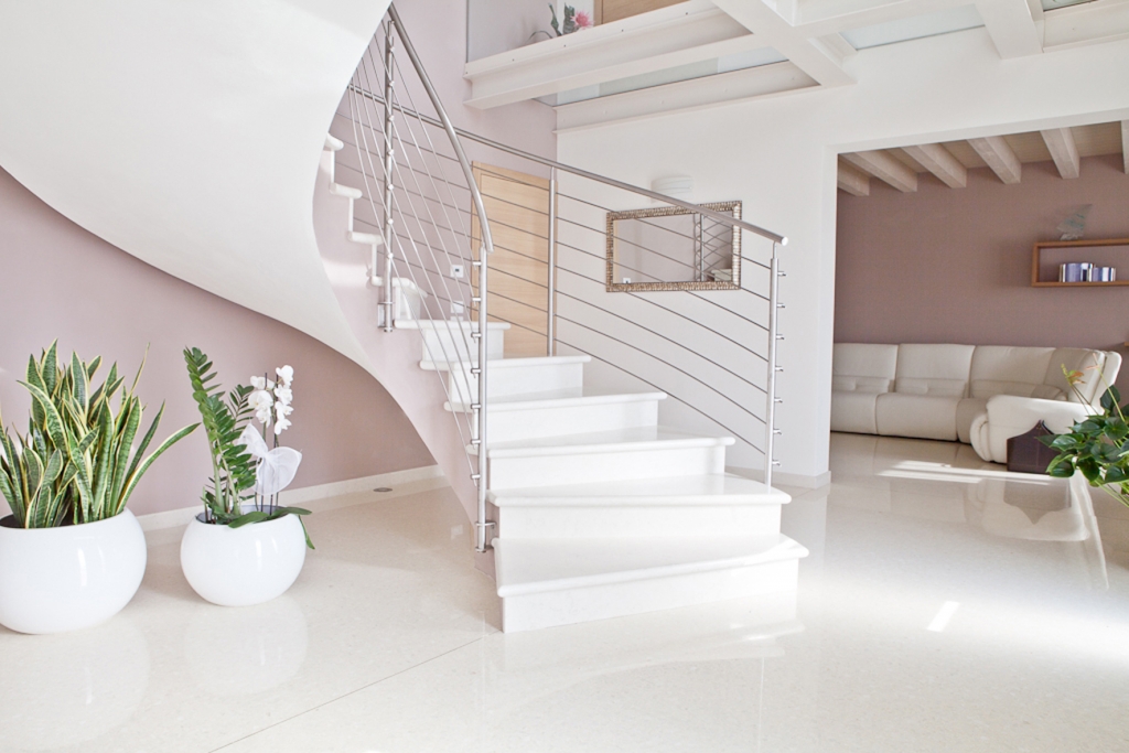  Es applicativo di Sassoitalia® con graniglia in  marmo bianco avorio. L’esclusiva lucentezza del materiale così  trattato ha la particolarità di riflettere il colore del contesto di utilizzo, acquisendone le tonalità cromatiche.