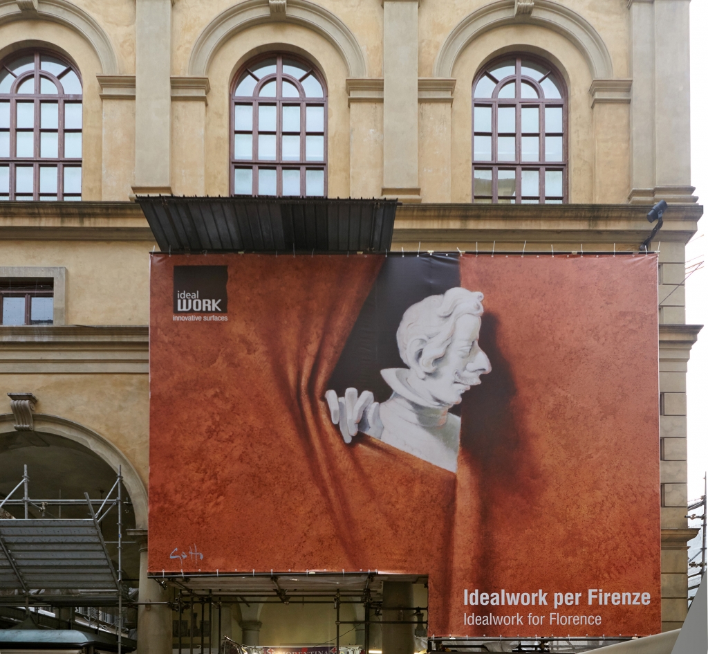 Arte per l’arte: Ideal Work finanzia il restauro dello stemma di Cosimo II de’ Medici a Firenze. Il telo del cantiere porta la firma del grande illustratore Alessandro Gatto