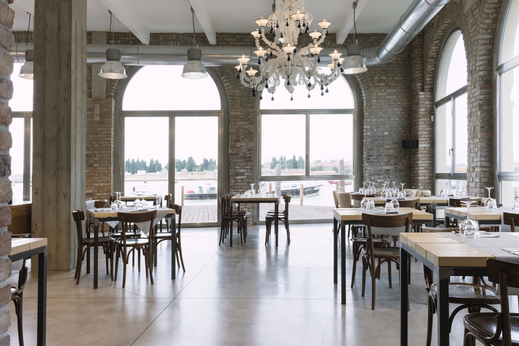 Da vetreria a elegante ristorante in stile industrial